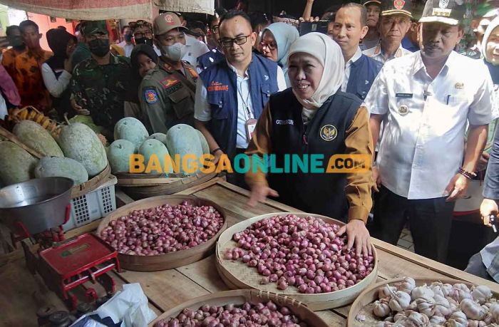 Gubernur Khofifah Tinjau Ketersediaan dan Harga Bahan Pokok di Pasar Wage Nganjuk Gubernur Khofifah Tinjau Ketersediaan dan Harga Bahan Pokok di Pasar Wage Nganjuk