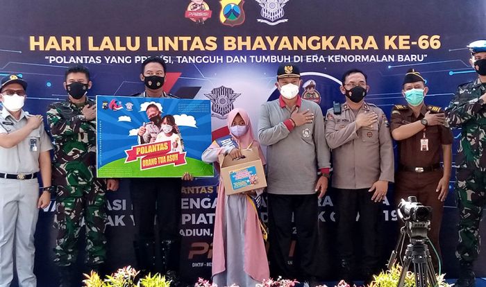 Anggota Satlantas Polres Madiun Kota Jadi Orang Tua Asuh Anak Yatim Korban Covid-19 Anggota Satlantas Polres Madiun Kota Jadi Orang Tua Asuh Anak Yatim Korban Covid-19