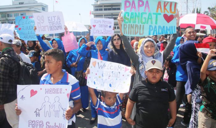 Aneka Poster Kerinduan Penuhi Dermaga Madura Sambut Kedatangan KRI Bima Suci