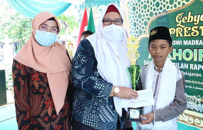 Wakil Bupati Gresik Hadiri Gebyar Prestasi MI Siswa-siswi MI Al-Khoiriyah 2