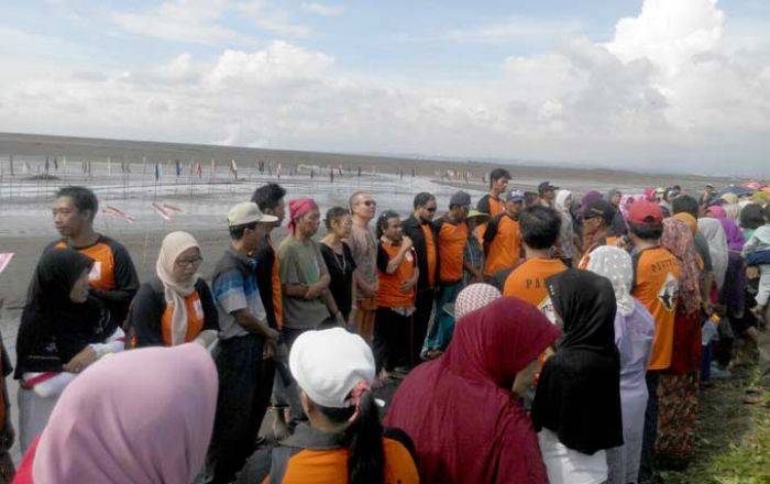 10 Tahun Lumpur Lapindo, Warga Berdoa di Tanggul dan Tolak Pengeboran Baru 10 Tahun Lumpur Lapindo, Warga Berdoa di Tanggul dan Tolak Pengeboran Baru