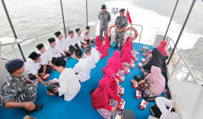 Peringati Hari Armada RI, Danlanal Balikpapan Ajak Anak Panti Asuhan Berlayar