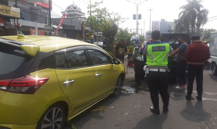 Sopir Ngantuk, Toyota Yaris Nyangkut di Median Jalan Pahlawan Sidoarjo Sopir Ngantuk, Toyota Yaris Nyangkut di Median Jalan Pahlawan Sidoarjo