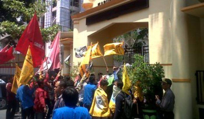 Aktivis PMII Demo Soroti Pendidikan di Bojonegoro, Desak Kadisdik Dipecat Aktivis PMII Demo Soroti Pendidikan di Bojonegoro, Desak Kadisdik Dipecat