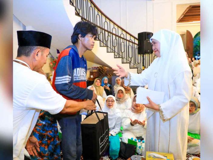 Khofifah Undang 7 Keluarga Korban Kebakaran, Beri Santunan hingga Ganti Uang yang Hangus Terbakar