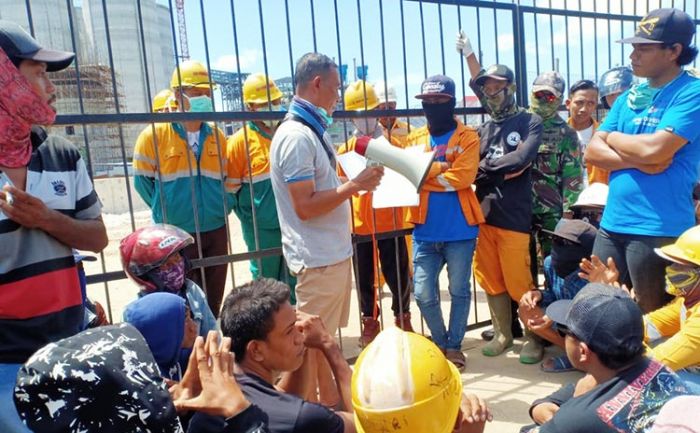 Di-PHK Sepihak, Pekerja Bangunan Demo Pabrik Semen di Jember Di-PHK Sepihak, Pekerja Bangunan Demo Pabrik Semen di Jember