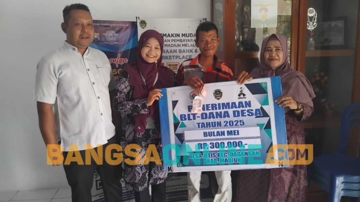 Bantu Perekonomian Warga, Kades Jetis Madiun Salurkan BLT-DD Bantu Perekonomian Warga, Kades Jetis Madiun Salurkan BLT-DD
