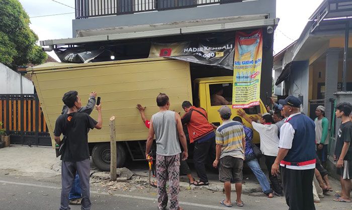 Sopir Kaget, Mobil Boks di Kota Blitar Sopir Kaget, Mobil Boks di Kota Blitar