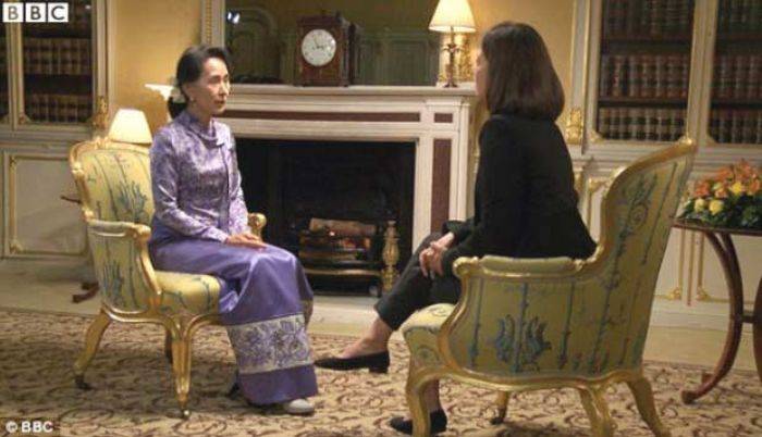 Marah Ditanya soal Muslim, Muncul Petisi Cabut Nobel Perdamaian untuk Suu Kyi Marah Ditanya soal Muslim, Muncul Petisi Cabut Nobel Perdamaian untuk Suu Kyi