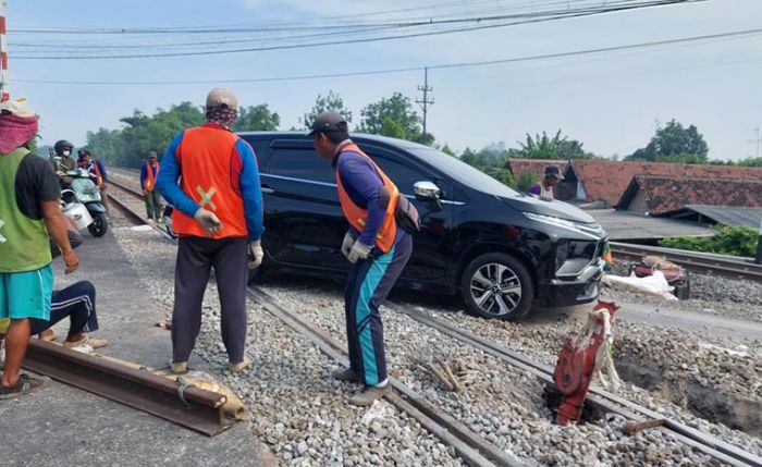 Antisipasi Pergeseran Rel, PT KAI Daop 7 Lakukan Perawatan JPL di Wilayah Saradan Antisipasi Pergeseran Rel, PT KAI Daop 7 Lakukan Perawatan JPL di Wilayah Saradan