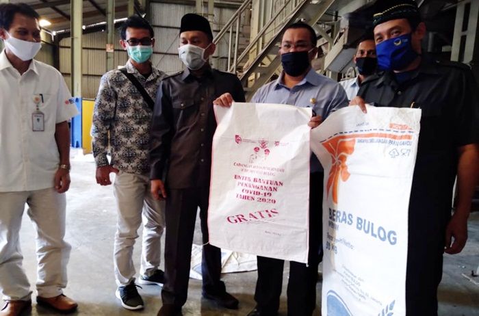 Sidak, DPRD Jember Temukan Foto Bupati dan Wabup di Karung Beras Bantuan Bulog Sidak, DPRD Jember Temukan Foto Bupati dan Wabup di Karung Beras Bantuan Bulog