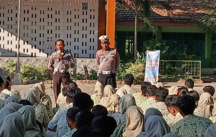 Satlantas Polres Madiun Kota Gelar Sosialisasi di SMAN 4 Satlantas Polres Madiun Kota Gelar Sosialisasi di SMAN 4