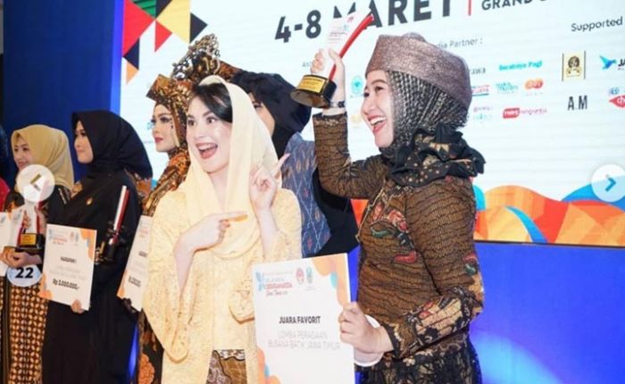 Istri Pertama Ra Latif Raih Juara Favorit Lomba Peragaan Busana Batik Jatim, Netizen Ucapkan Selamat
