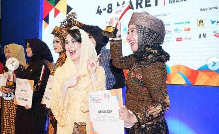Istri Pertama Ra Latif Raih Juara Favorit Lomba Peragaan Busana Batik Jatim, Netizen Ucapkan Selamat Istri Pertama Ra Latif Raih Juara Favorit Lomba Peragaan Busana Batik Jatim, Netizen Ucapkan Selamat