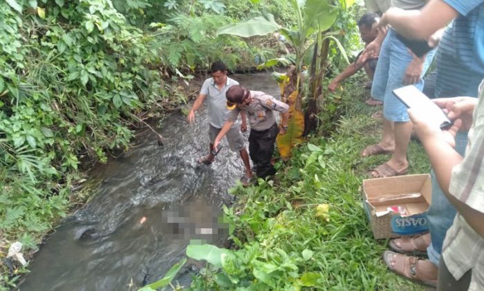 Mayat Bayi Terbungkus Kain Hitam Ditemukan Hanyut di Sungai