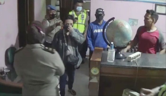 Razia Penginapan di Bungurasih, Polresta Sidoarjo Amankan 7 PSK dan 2 Pasangan Mesum Razia Penginapan di Bungurasih, Polresta Sidoarjo Amankan 7 PSK dan 2 Pasangan Mesum