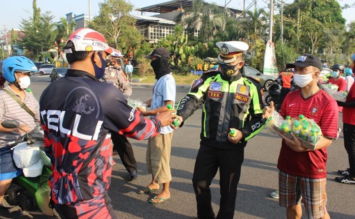 Tertib Terapkan Protokol Kesehatan, Warga Sidoarjo Diberi Masker dan Susu Gratis