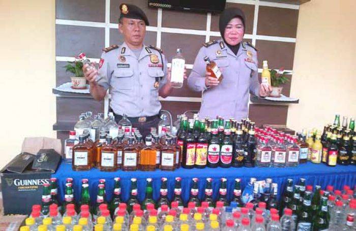Polisi Garuk Penjual Miras di Surabaya, 700 Botol Aneka Miras Disita Polisi Garuk Penjual Miras di Surabaya, 700 Botol Aneka Miras Disita