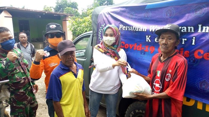 PWI Kediri Salurkan Sembako ke Warga Terdampak Covid-19 PWI Kediri Salurkan Sembako ke Warga Terdampak Covid-19
