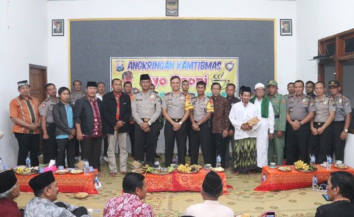 Angkringan Kamtibmas, Cara Kapolres Bangun Kedekatan dengan Warga Ngawi Angkringan Kamtibmas, Cara Kapolres Bangun Kedekatan dengan Warga Ngawi
