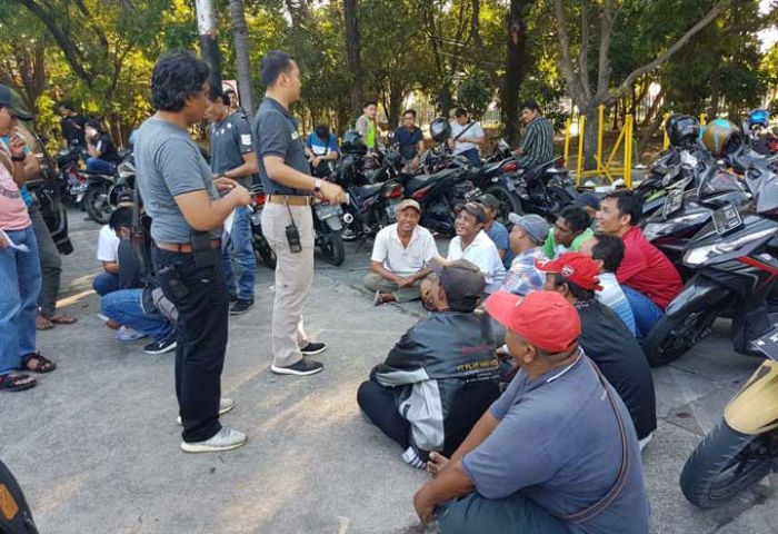 Polres Gresik Bekuk Puluhan Calo Tiket Pertandingan Kejuaraan Bola Voli Putra Asia 2017 Polres Gresik Bekuk Puluhan Calo Tiket Pertandingan Kejuaraan Bola Voli Putra Asia 2017
