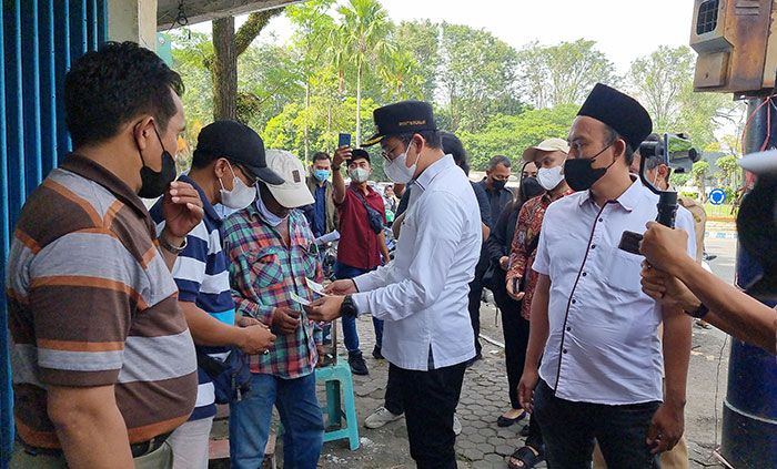 Bupati Bangkalan Serahkan Voucer Bantuan untuk Ribuan PKL Bupati Bangkalan Serahkan Voucer Bantuan untuk Ribuan PKL