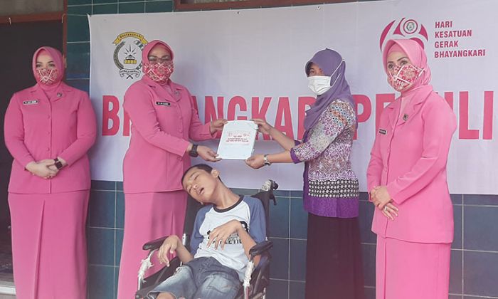 Hari Kesatuan Gerak Bhayangkari ke-68, Istri Wakapolda Jatim Beri Bantuan Penderita Cerebral Palsy Hari Kesatuan Gerak Bhayangkari ke-68, Istri Wakapolda Jatim Beri Bantuan Penderita Cerebral Palsy