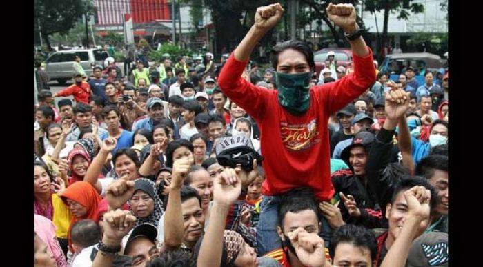 Ratusan Warga Kalijodo Geruduk DPRD DKI Ratusan Warga Kalijodo Geruduk DPRD DKI