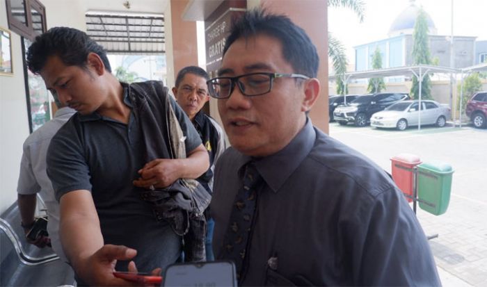 Pengacara Sekda Gresik Ancam Kembali Ajukan Praperadilan Jika Kliennya di-DPO-kan Pengacara Sekda Gresik Ancam Kembali Ajukan Praperadilan Jika Kliennya di-DPO-kan