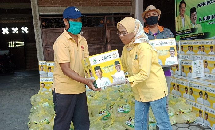 Prihatin Wilayahnya Zona Merah, Anggota DPR RI Bagikan 500 Paket Sembako Prihatin Wilayahnya Zona Merah, Anggota DPR RI Bagikan 500 Paket Sembako