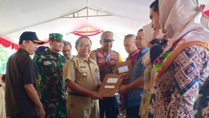 Bupati Blitar Bagikan Sertifikat Program PTSL