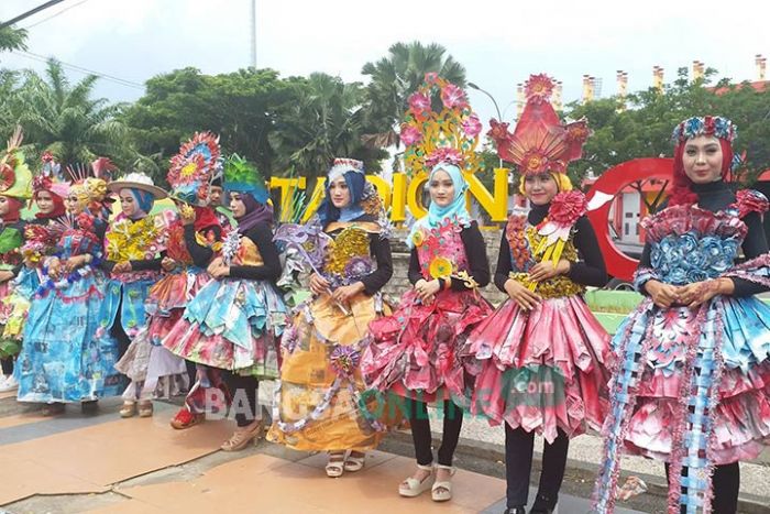 MAN Bangkalan Gelar Fashion Show, Pamerkan Busana Daur Ulang dari Koran dan Kertas MAN Bangkalan Gelar Fashion Show, Pamerkan Busana Daur Ulang dari Koran dan Kertas
