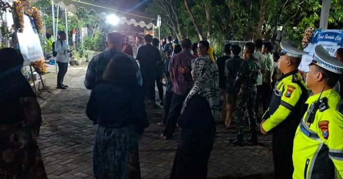 Polsek Krian Kawal Pemakaman Personel TNI