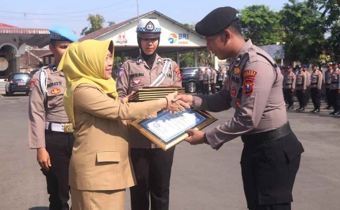 Pjs Wali Kota Pasuruan Serahkan Penghargaan untuk Personel Polri dan Pelajar Pjs Wali Kota Pasuruan Serahkan Penghargaan untuk Personel Polri dan Pelajar
