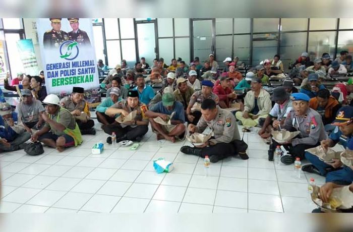 Kapolres Gresik Makan Nasi Bungkus Bersama Tukang Ojek dan TKBM