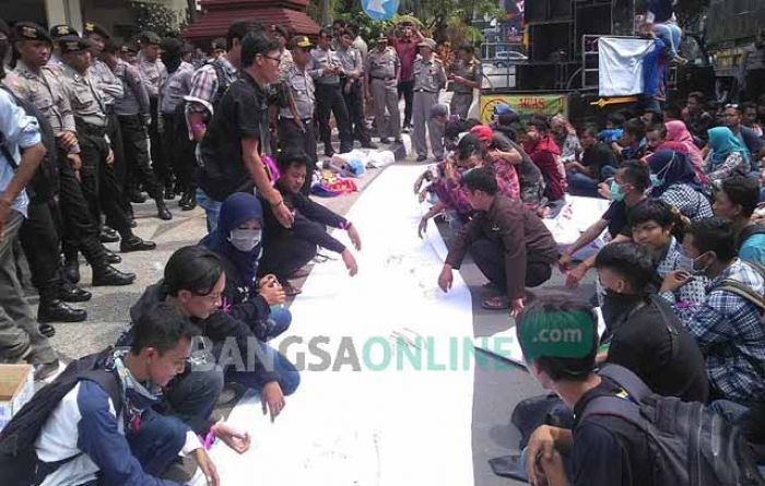 Demo Perbaikan Jalan di Lamongan Berlanjut, Pemkab Diminta Batalkan Bangun Kantor Baru