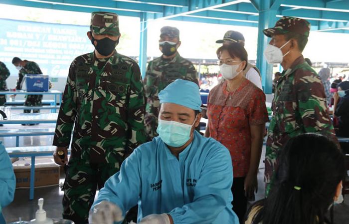 Danrem 081 Pantau Vaksinasi Massal di Ngawi Danrem 081 Pantau Vaksinasi Massal di Ngawi