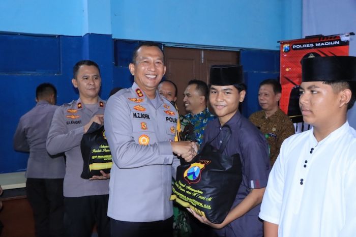 Jumat Curhat Kapolres Madiun, Dengarkan Keluhan Masyarakan Sekaligus Santunan Anak Yatim Jumat Curhat Kapolres Madiun, Dengarkan Keluhan Masyarakan Sekaligus Santunan Anak Yatim