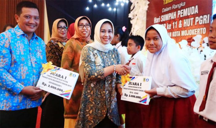 Apresiasi Guru dan Pelajar, Ning Ita Bagikan Penghargaan Apresiasi Guru dan Pelajar, Ning Ita Bagikan Penghargaan