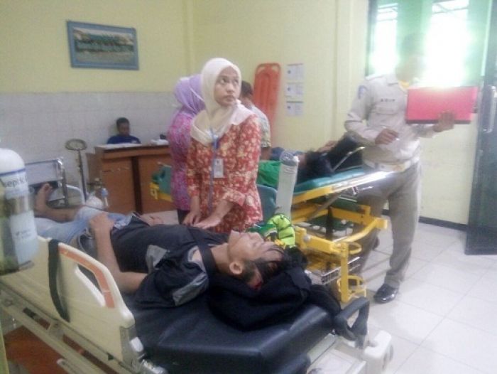 Mobil Rombongan Bonek Terguling di Tol Jombang - Mojokerto Mobil Rombongan Bonek Terguling di Tol Jombang - Mojokerto