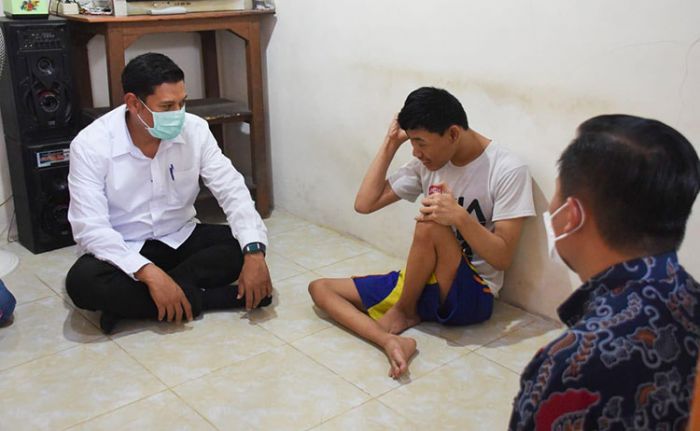 Sambangi Penyandang Disabilitas, Wali Kota Kediri Pastikan ODK Terima Bantuan Sambangi Penyandang Disabilitas, Wali Kota Kediri Pastikan ODK Terima Bantuan