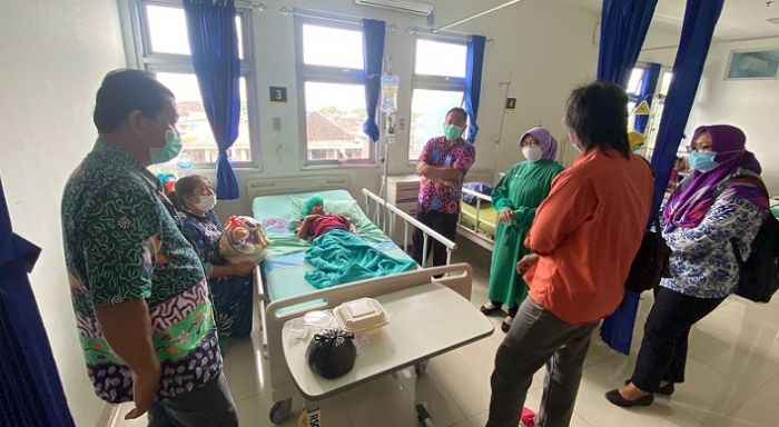 Datangi RSUD Gambiran, DP3AP2KB Kota Kediri Pastikan Keadaan Aisyah Datangi RSUD Gambiran, DP3AP2KB Kota Kediri Pastikan Keadaan Aisyah