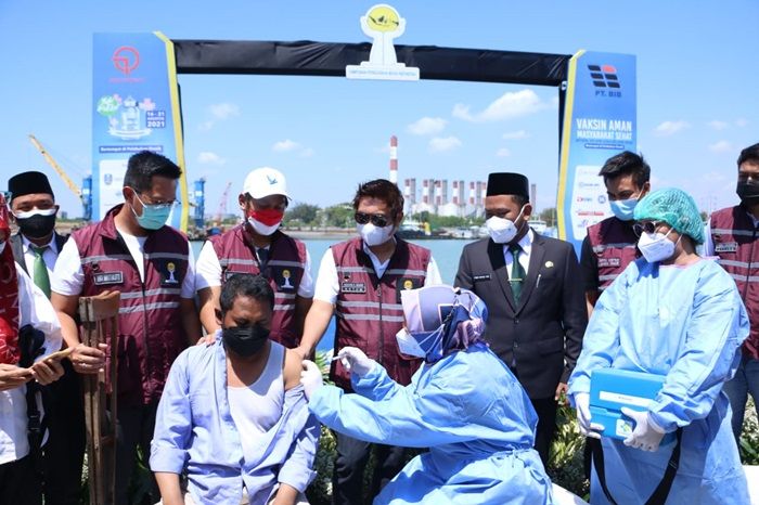 Dihadiri Artis Baim Wong, Bupati Gus Yani Apresiasi Hipmi Bantu 10 Ribu Vaksin Untuk Warga Gresik Dihadiri Artis Baim Wong, Bupati Gus Yani Apresiasi Hipmi Bantu 10 Ribu Vaksin Untuk Warga Gresik