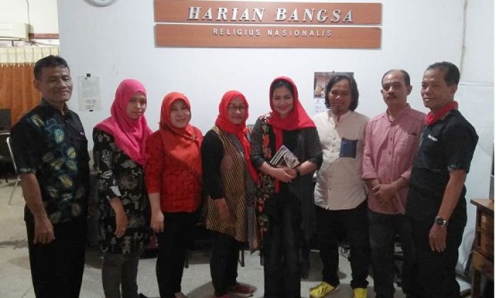 Puti Guntur Kunjungi Redaksi HARIAN BANGSA dan BANGSAONLINE.com, Diskusikan Banyak Hal Puti Guntur Kunjungi Redaksi HARIAN BANGSA dan BANGSAONLINE.com, Diskusikan Banyak Hal