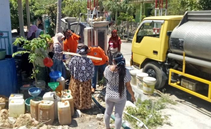 Bantu Desa Kekeringan, FRPB Pamekasan Ikut Distribusikan Air Bersih Bantu Desa Kekeringan, FRPB Pamekasan Ikut Distribusikan Air Bersih