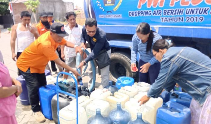 Kekeringan, PWI Lamongan Dropping Air Bersih ke Sejumlah Desa