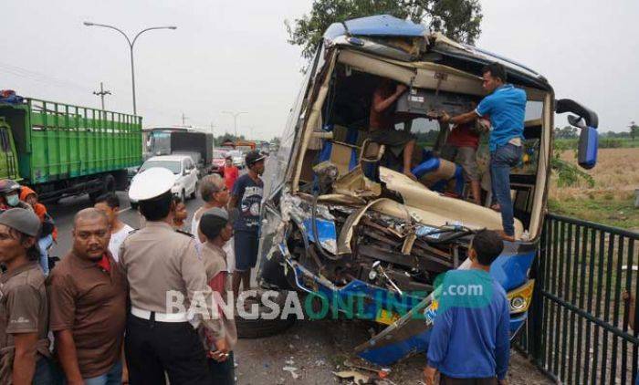 Kecelakaan di Jalan Desa Sawahan Jombang: Truk Senggol Bus, Satu Luka-luka