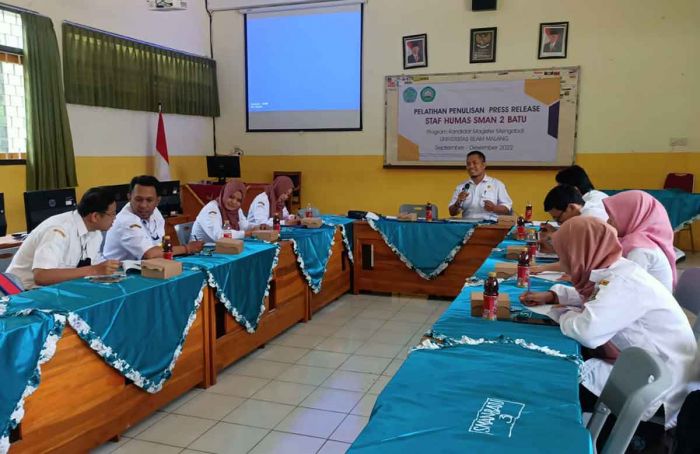 KMM Unisma Gelar Pelatihan Press Release di SMAN 2 Batu KMM Unisma Gelar Pelatihan Press Release di SMAN 2 Batu
