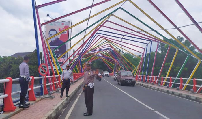 Swafoto di Jembatan Semanggi, Tidak Boleh Parkir Sembarangan