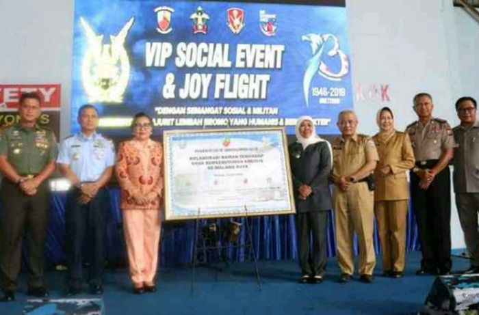 ​Gubernur Khofifah Ikuti VIP Social Event dan Joy Flight C130 Hercules di Malang